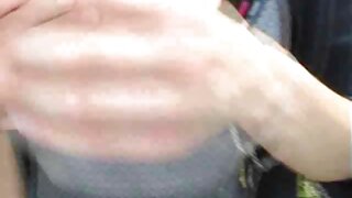 Wong wadon busty lagi dolanan dildo
