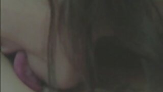 Brunette licks dheweke amba dildo