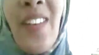 Cute ngadhepi bayek nemu wuda ing web cam.